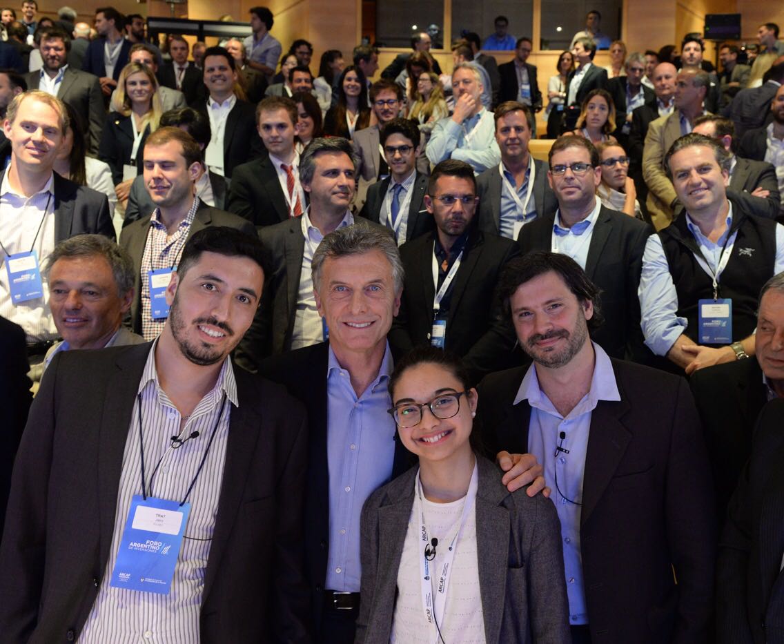 gugamayer's tweet photo. No podríamos haber pedido un mejor cierre para el #ForoInversionesAR que Valentina, Jairo de @AgroKilimo y Víctor de @onapsis compartiendo sus dudas y pidiéndole consejo a @mauriciomacri. https://t.co/XkNymoav23
