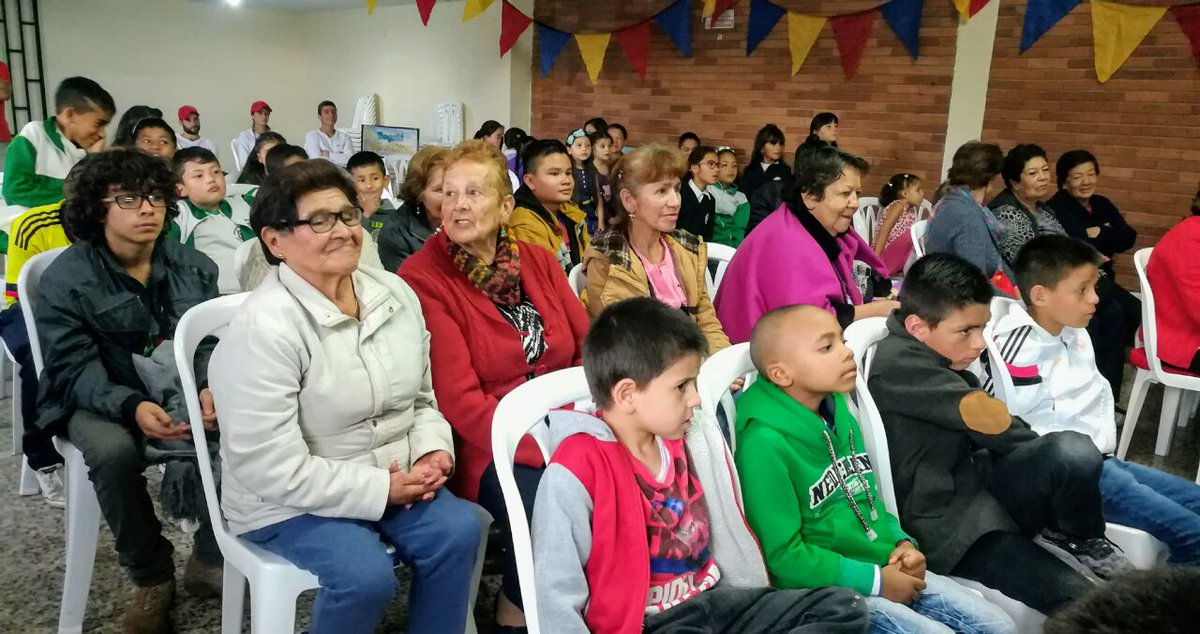 BogotaParticipa's tweet photo. Un súper héroe campesino comparte sus experiencias de intercambio a España y sus aprendizajes para la protección del medio ambiente. Fundación Cultural Manigua es #BogotáLíder 2017. Continuamos con ciclo de transferencia de conocimientos. https://t.co/Bw14ikoXft