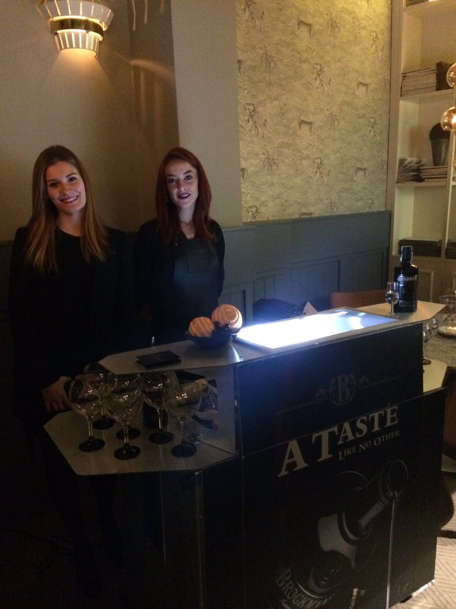 Luca__bonsi's tweet photo. Preciosas "Brockmans Girls" en un  lugar muy recomendable @RestElEscondite para disfrutar de un Perfect serve con nuestras @BrockmansGin_es  B&amp;T Nigh https://t.co/oBf5SJYJhi