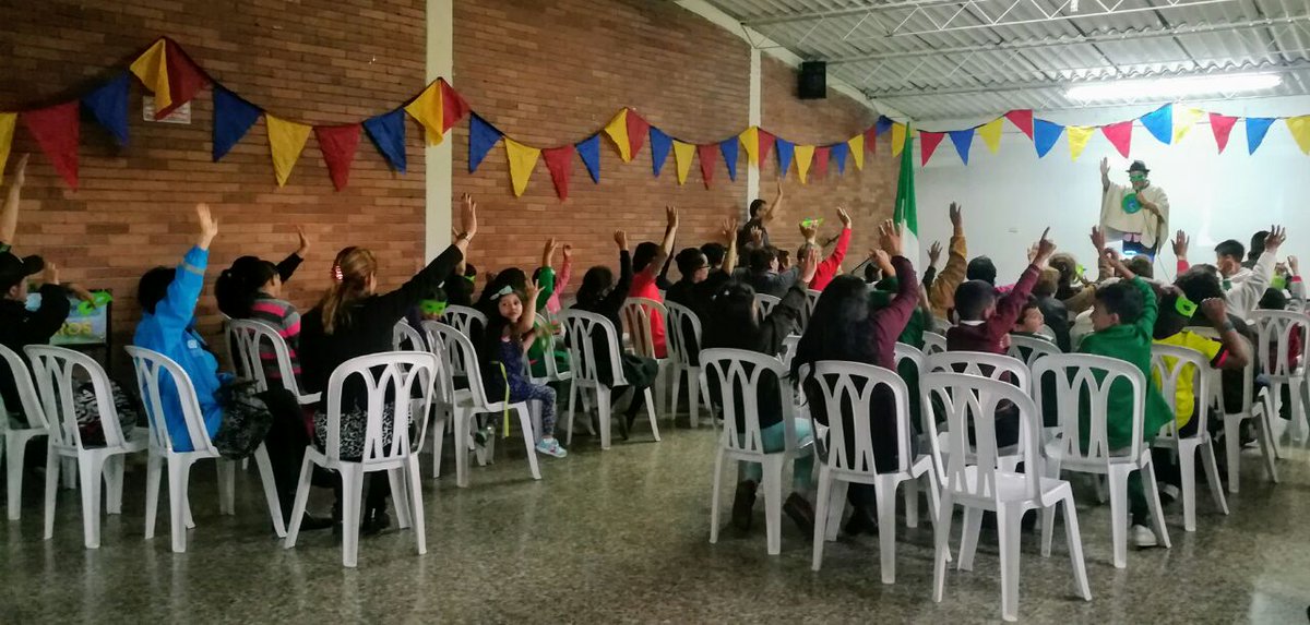 BogotaParticipa's tweet photo. Un súper héroe campesino comparte sus experiencias de intercambio a España y sus aprendizajes para la protección del medio ambiente. Fundación Cultural Manigua es #BogotáLíder 2017. Continuamos con ciclo de transferencia de conocimientos. https://t.co/Bw14ikoXft