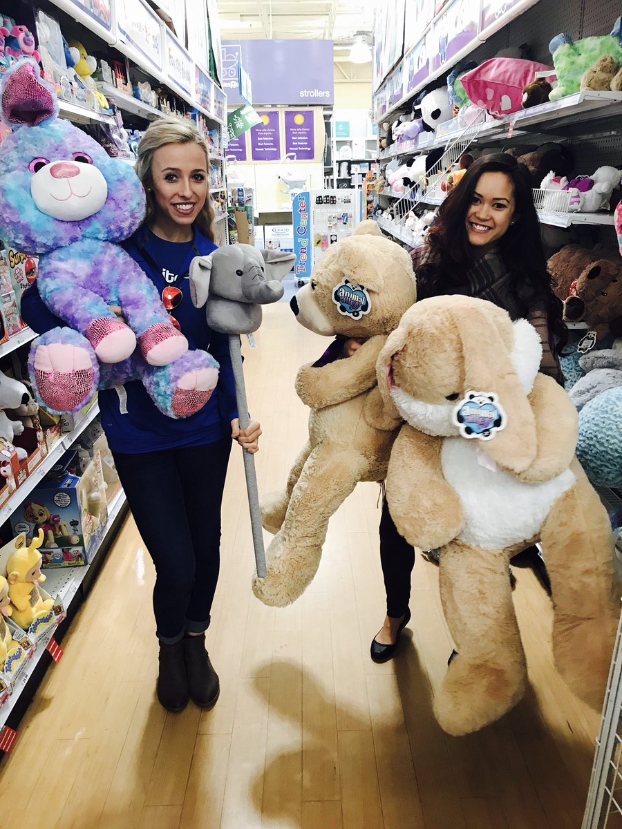PockitShip's tweet photo. RECAP! We had the pleasure of volunteering with the @USMC and @ToysForTots_USA yesterday! π#giveback #ToysForTots #USMC #movingforacause https://t.co/4Pyc1iy2u1