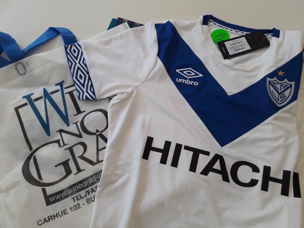 PasionFortinera's tweet photo. Últimas 24 horas para participar del sorteo de la camiseta de #Velez. Dale RT, seguinos y ya estás participando por la camiseta más linda del mundo, cortesía de nuestros amigos de @winograd_velez. Dale que se va mañana! https://t.co/Et1Q9KXdvF