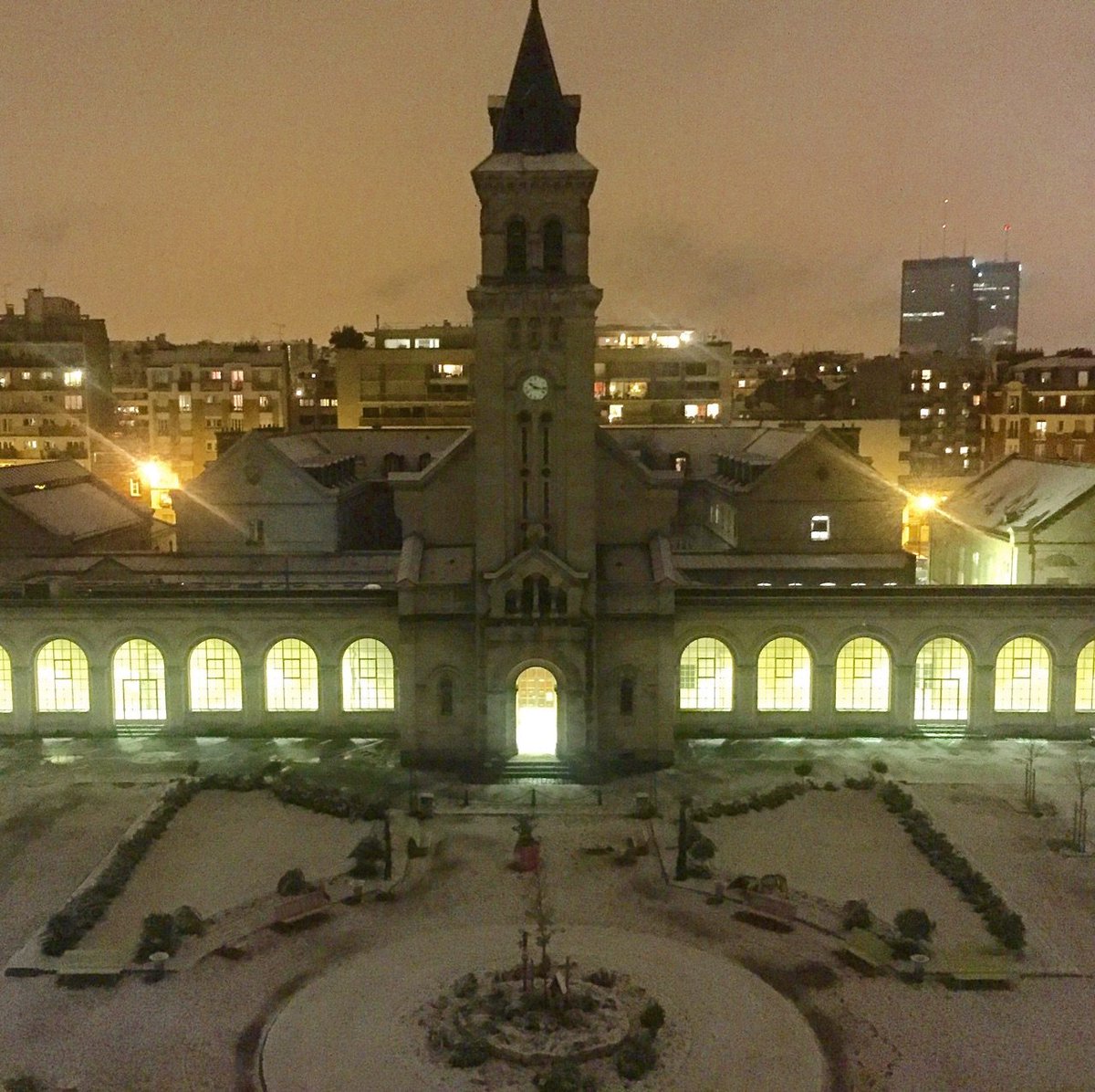aphpslokmane's tweet photo. La neige recouvre la cour d'honneur de l'hôpital #tenon. magnifique! #HUEP #AP-HP #PascalDeWilde https://t.co/0okaIfKHaO