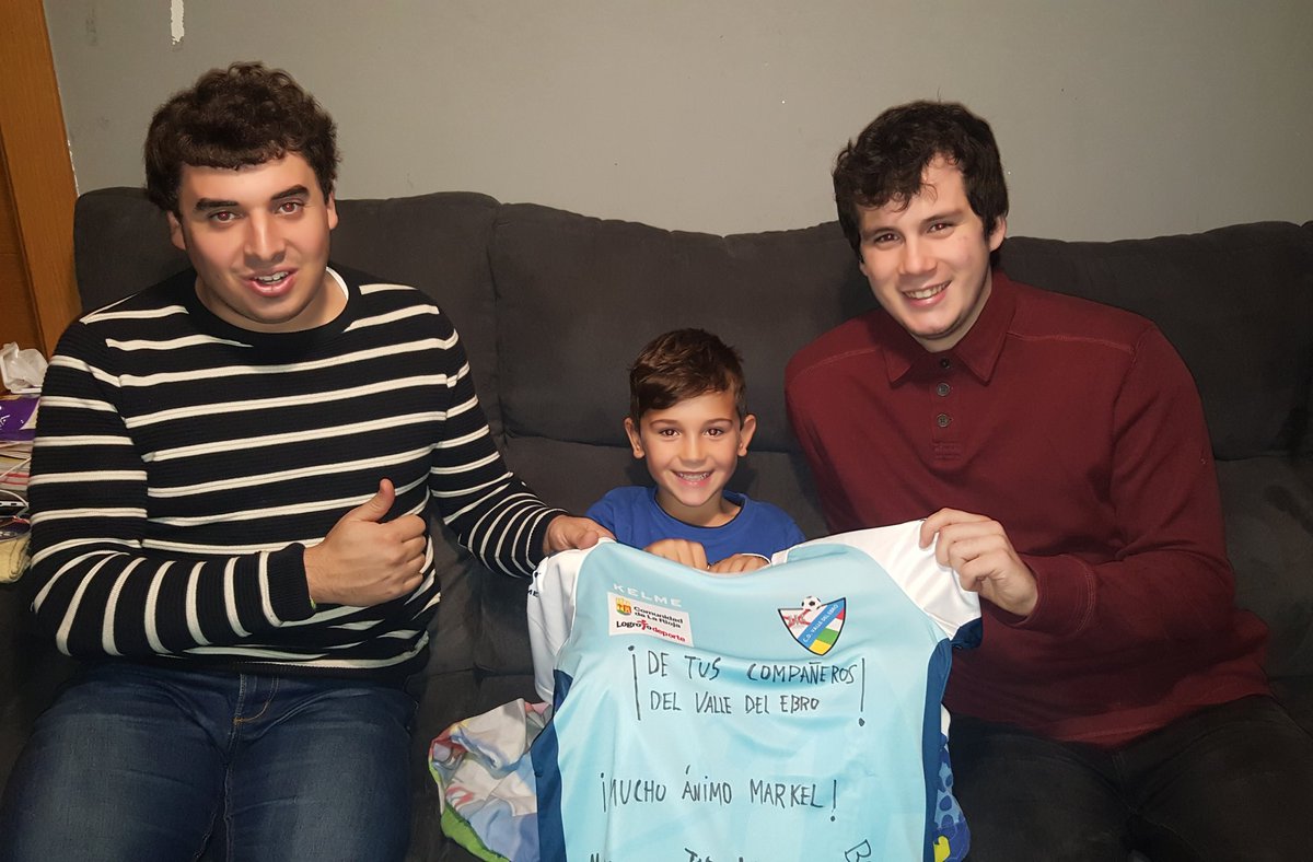 tamboazul's tweet photo. Detallazo de entrenadores y jugadores del prebenjamin 2010 del CD Valle del Ebro con Markel. Muchas gracias https://t.co/9mixFFXhIl