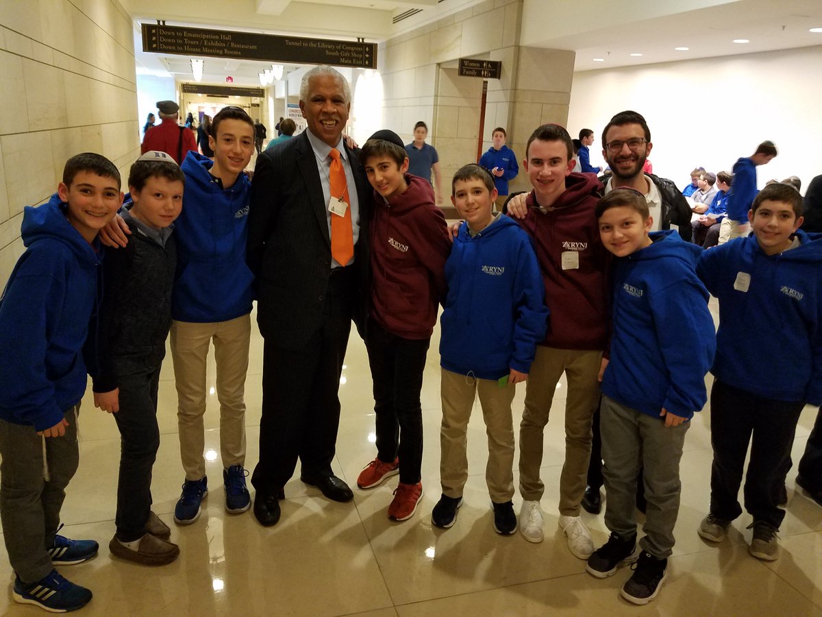 weRYNJ's tweet photo. After davening &amp; breakfast @MarylandHillel, #8BinDC was off to the @airandspace &amp; @uscapitol. Had the honor of speaking with Congressman Wm. Lacy Clay, asked us to send regards to our friend @CoryBooker 
#weRYNJ #8thGradeGradTrip https://t.co/Sy8aGsaND4