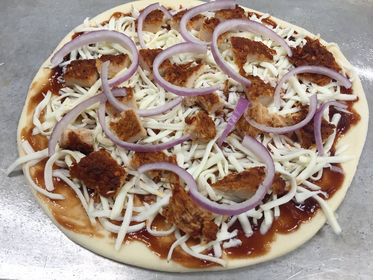 kenkendavies's tweet image. Pizza for lunch today, Boars Head Blazing Buffalo Chicken made with #bennysdough  #boarshead #pizza