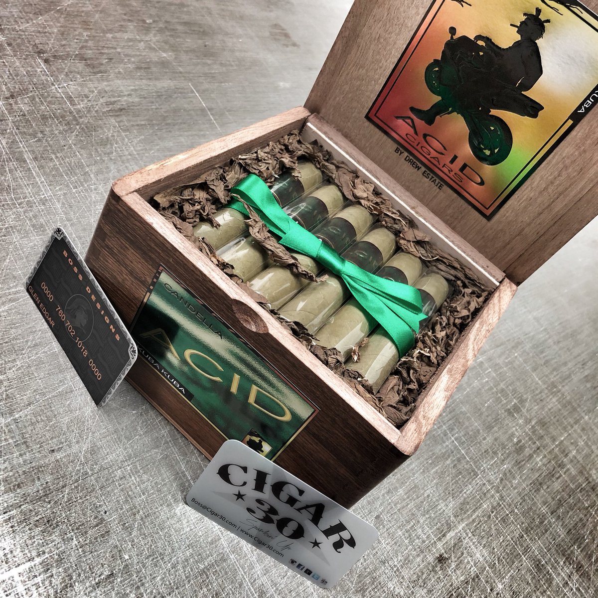 Flawlessvip's tweet photo. <~~ nice little distraction from work today !! #cigar #cigar30 #flawlessvip #green #acid #bossdesigns 🗣💨💨💨 @drewestatecigar @JonathanDrew1 @cigarsmoke @CigarGrams @RobustoBabe https://t.co/KCF88lgV8w