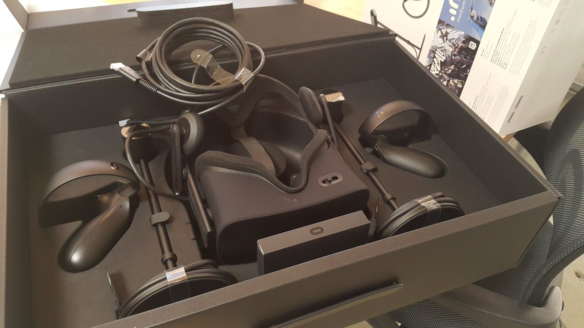 MotiveXR's tweet photo. New kit @OculusRift !! Just ran off this mornings muffin #RunningInVR #VRkiwi https://t.co/uPwD8asSPs