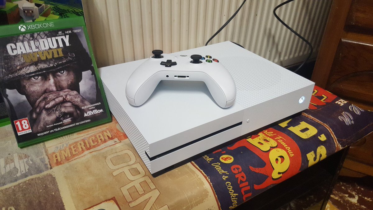jon_jones59's tweet photo. Aïe aïe aïe j'ai craqué je mets la @PlayStation de côté pour la @Xbox #XboxOneS avec  #CallofdutyWW2 j'suis op 👌 https://t.co/Ujodm7CCGd