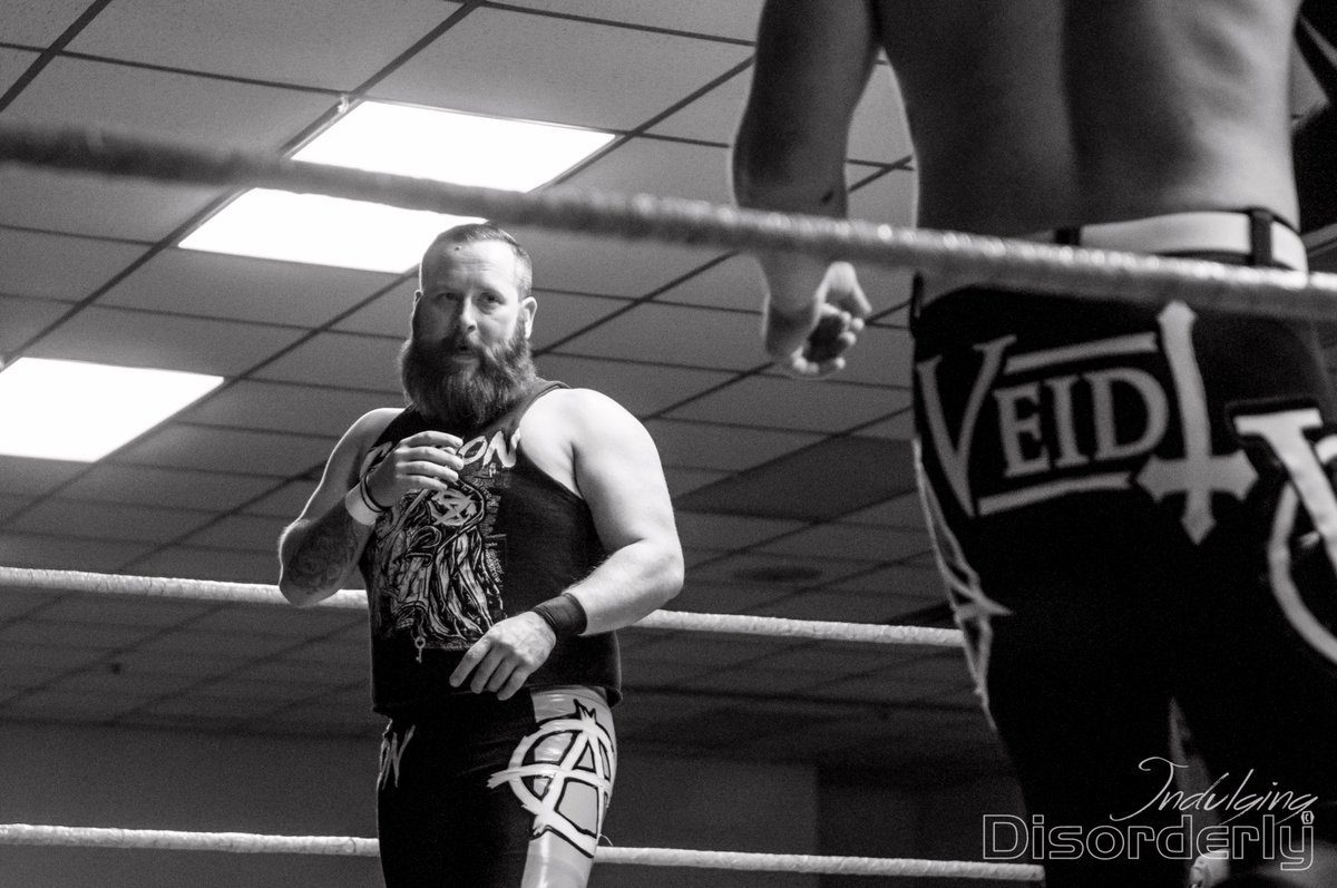 RogueTalon's tweet photo. I swear to Chuck that rassling pics are almost done and I hate all of them. #MIW #BackLightsMatter #GonnaBlindEveryoneWithAFlash #NextTime #NeedMoreCoffee #SPNTonight https://t.co/4QkwDCfA1X