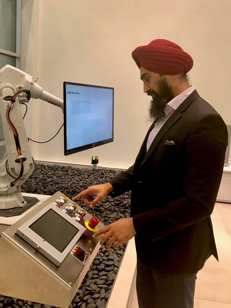gurpreetdhillon's tweet photo. Joined by @BBOTCEO  and @badarshamim I toured @ABBgroupnews Brampton headquarters today where I was able to view/test some of their robotics equipment.

ABB is a technology company that's been a leader in digitally connected and enabled industrial equipment and systems. #Brampoli https://t.co/JYmDCnNUZv