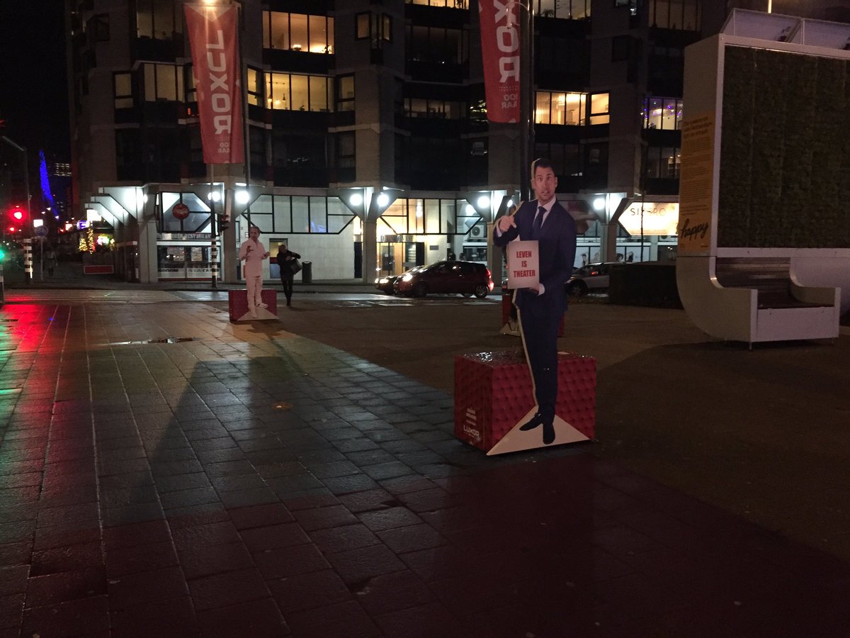 何のイベントかしらないけど街のいたるところにあって怖い