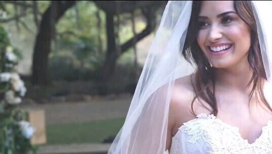 _lightonmyheart's tweet photo. #TMYLMMusicVideoTomorow #DemisWeddingTomorrow #DemiLovatoDeservesAGrammy #TMYLMVideoTomorrow I am shooketh https://t.co/gO4iqo6cjA