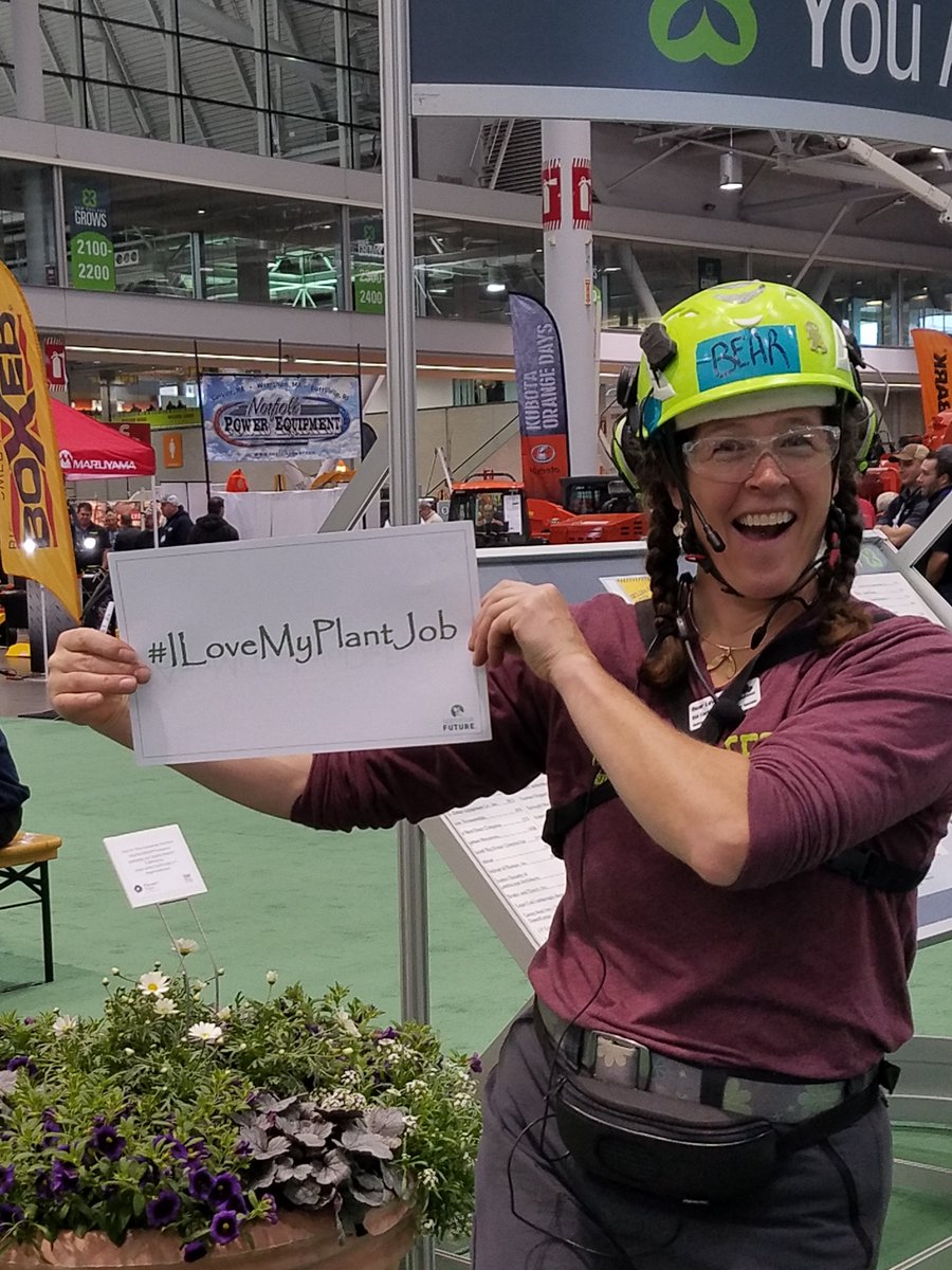 seedyourfuture's tweet photo. Bear from @sheltertree not only has an awesome #plant job - but shows others how its done at #NewEnglandGrows. #ILoveMyPlantJob #AmoMiTrabajoDePlantas https://t.co/dI7sNkwSBK
