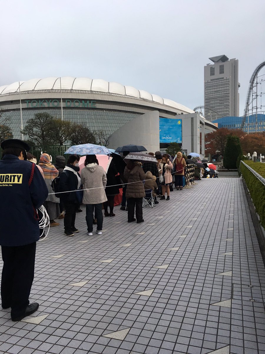 嵐 最新情報 Auf Twitter 嵐 Untitled 12 1 嵐 東京ドーム 公演初日 グッズ列 7時00分頃 現在のグッズ列状況 130人くらいかな 嵐 グッズ列 嵐グッズ Untitled 嵐untitled 東京ドーム