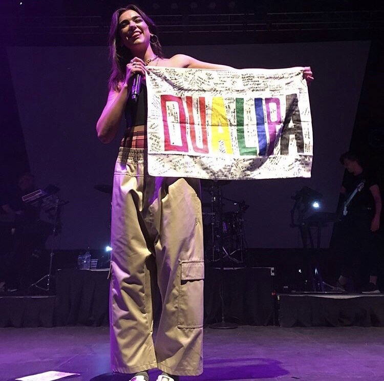 withdualipa's tweet photo. 😍❤️🌈 https://t.co/RWvTh92dK2