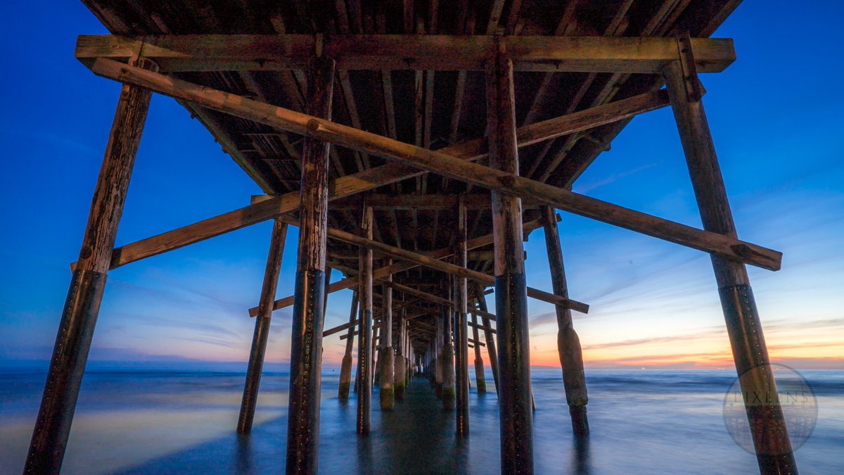 pixlens's tweet photo. Newport Beach Pier at sunset. One of my favorite shots #sunset #sunsets #photography #surf #surfing #ocean #pier #longexposure #colors #sony #sonyalpha #sonya6500 #a6500 #sunsetpics https://t.co/orcyueIZ2i