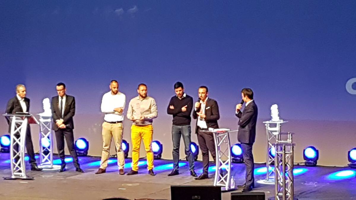 Le_Lab_O's tweet photo. Félicitations à mon #labonautes @GKEEP_France qui vient de remporter le Prix #espoir aux Trophées de l'Entreprise ! #TDE2017 #innovation #LaVieAuLabo #GKeep #logistique #transport #carburantconnecté https://t.co/NAzFRUKm5k