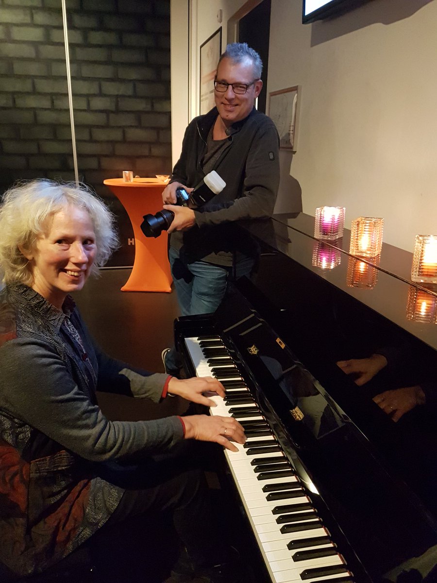 karindegraaffff's tweet photo. Het kon minder. Interview met pianodocent Erica Bruin voor de #roalterwind , mini-concert in de @hofinsalland foyer (met @fotoSK ) en aansluitend voorstelling van cabaretier @RobScheepers waar ik meerdere malen hardop heb gelachen. #raalte https://t.co/IcjS4gtG2I