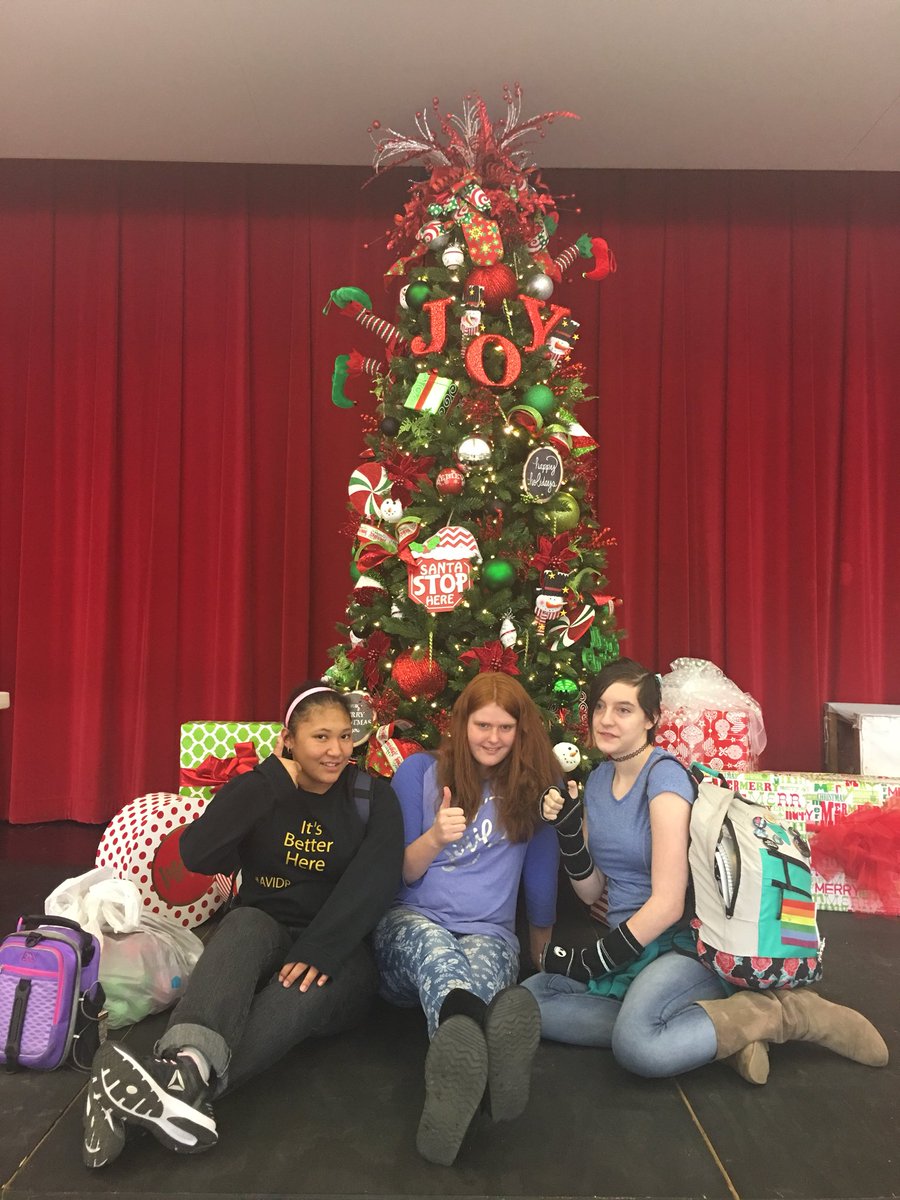 Fossil_Hill's tweet photo. Spreading holiday cheer #Fun2017 #WhereIsTheElf? https://t.co/3jb0kR7f4n