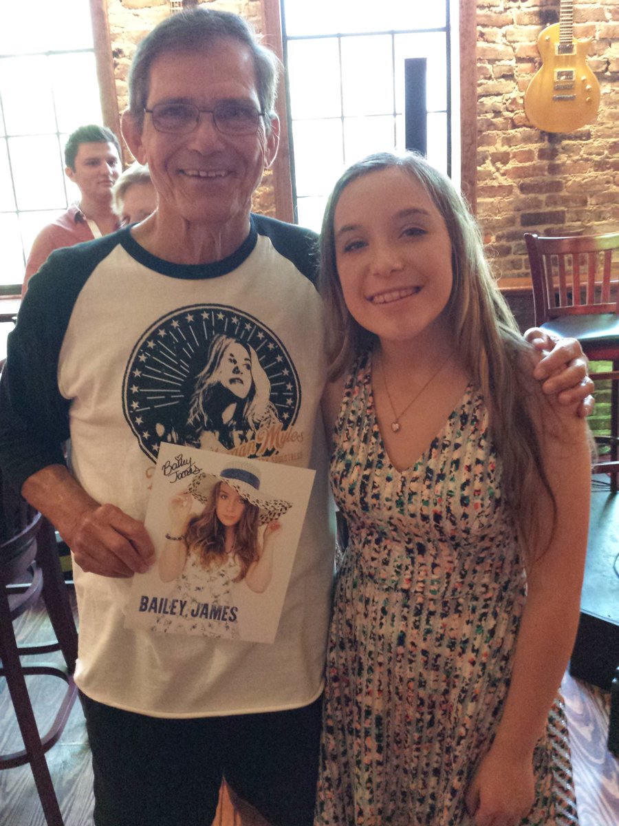 sintitiks's tweet photo. @BaileyJamesGang This! #CMAfest2016 https://t.co/w4nK5DulYA