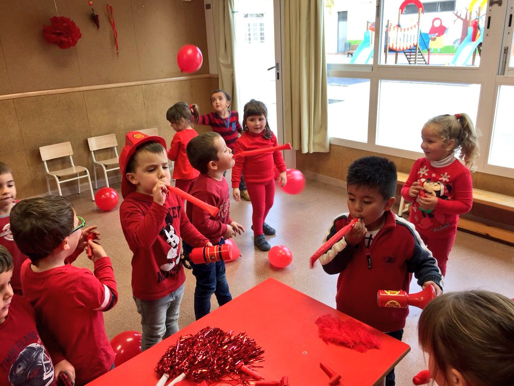 SalesiansHorta's tweet photo. Festa del vermell a #P3!!! https://t.co/c30dfdq04P