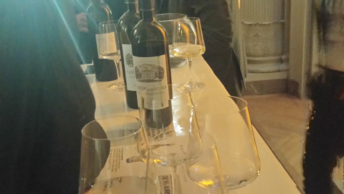 CouronnesInstit's tweet photo. 🍷 Bourgogne ou Bordeaux? Faites votre choix sur le stand de @HugauGestion #Couronnes2017 https://t.co/r0kLf7lJOL