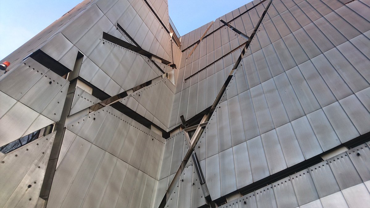 吉江俊 ダニエル リベスキンドのベルリン ユダヤ博物館 リベスキンド はドレスデンの博物館改修もしている 旧 高等裁判所の建物の地下からジグザグの建物に入っていく 地下の床は斜めで不安を煽る リベスキンドの両親はホロコーストの生存者で 親戚の