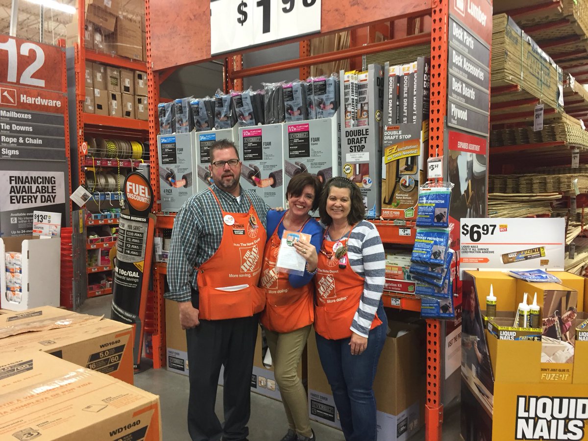 jwdresults67's tweet photo. Kim receiving a Homer award for Driving Share Holder value at store 3638. https://t.co/ZpfNGaXTsr