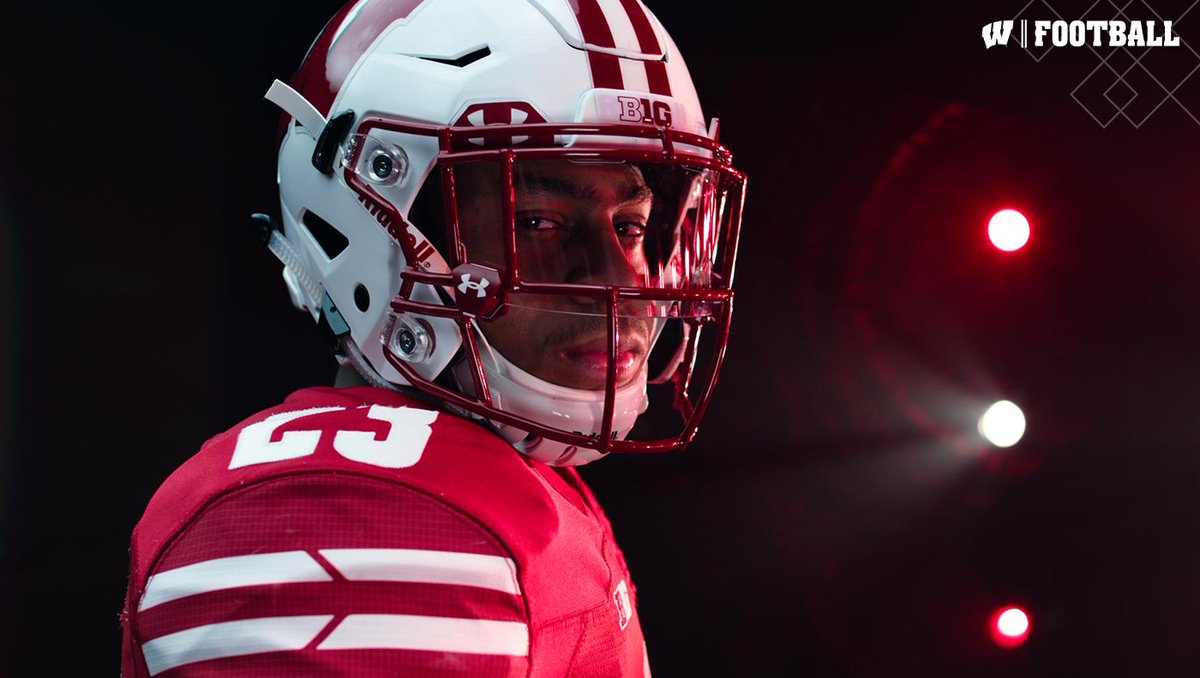 BadgerFootball's tweet photo. Gameday in Indianapolis.

#OnWisconsin || #Badgers https://t.co/63I9Otad8r