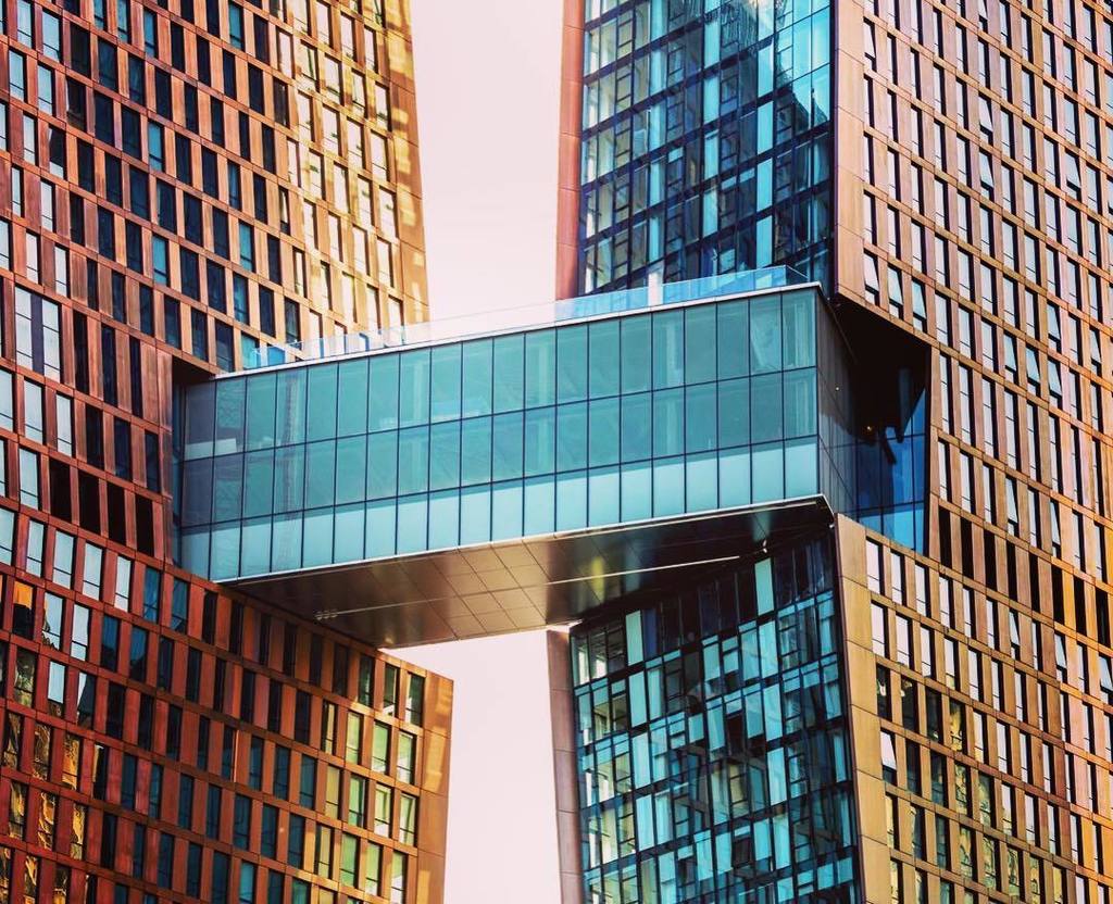 6sqft's tweet photo. The amenity-filled skybridge at @jdsdevelopmentgroup and @shoparchitects' @americancopperbuildings is the first to open in 80 years! 📸 by #maxtouhey https://t.co/vSylu9Ga9u https://t.co/CyZz2Nrp9f
