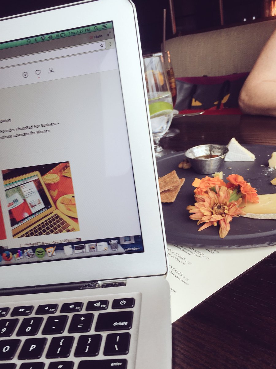 DianeDesignaAI's tweet image. Coworking and getting it done. #cheeseobsession #crabcakes yummy #photopadforbusiness @GoldfinchTavern