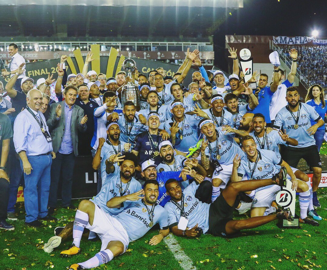 arthurhromelo's tweet photo. Será que um dia vou entender o tamanho de tudo isso? Sentimento de alegria completa. Imensa felicidade por trabalhar com os melhores colegas ao meu lado. Somos muito mais que uma equipe. Obrigado à família gremista por me proporcionar um ano tão mágico. É O GRÊMIO!! TRI!!! https://t.co/YSXbUf51d9