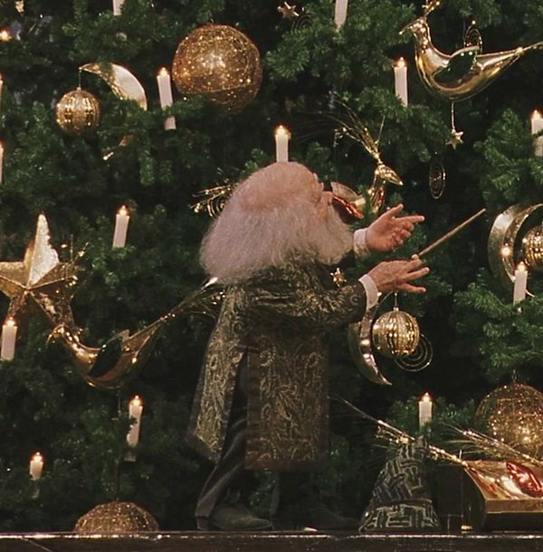 Hogwartssite's tweet image. Bienvenido diciembre. Hoy comienza oficialmente el periodo navideño en Hogwarts y la decoración llega al castillo.