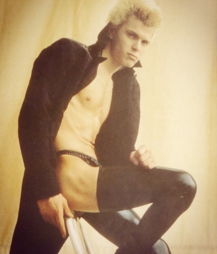 FabrizioVH's tweet photo. Noi che siamo venuti su con Billy Idol, team #maneskin #xf11 #xfactor #xfactoritalia #xfactor2011 https://t.co/U41kfQaiOZ
