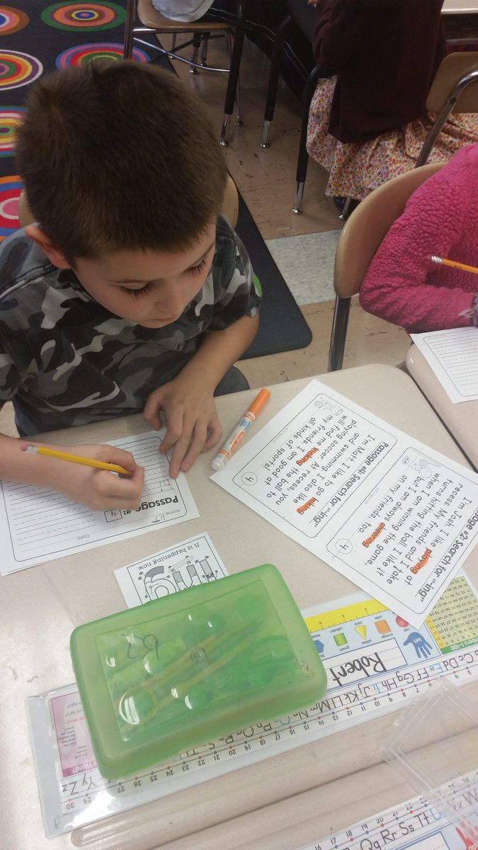 lhayesteach's tweet photo. Searching for.."-ing" words!
#readinghelpsmybraingrow #phonicsactivity #havefunlearning https://t.co/QKrvGmz3oV