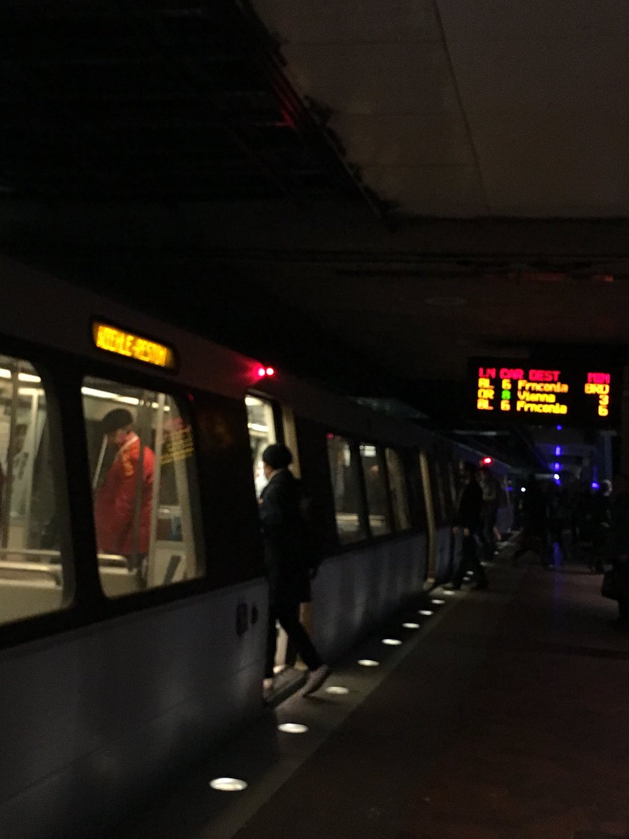 bjaclyn4's tweet photo. @Metrorailinfo board said blue, trains said silver, driver announced it was blue and changed sign SECONDS before the doors closed. NOT COOL METRO https://t.co/Of0nljbzFg
