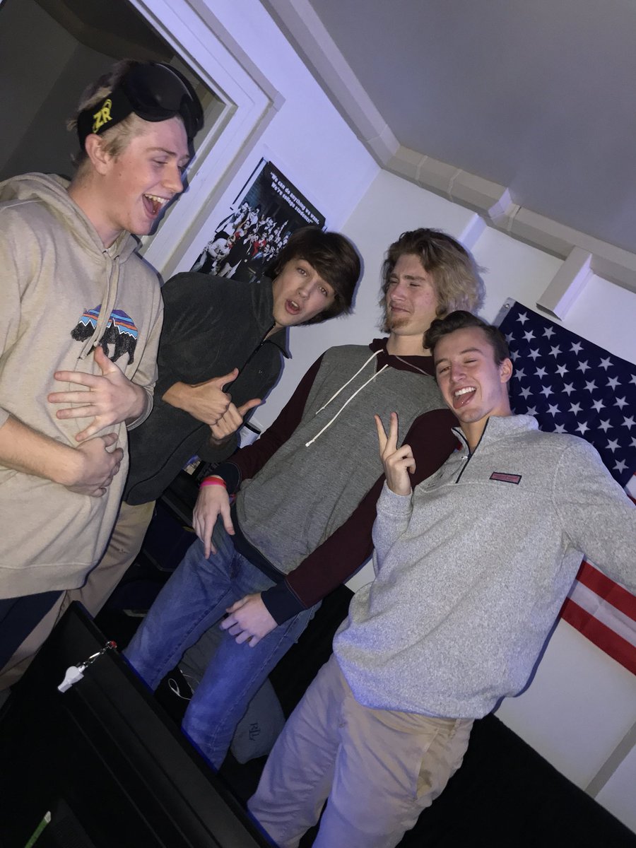 BarthurBen's tweet photo. Happy birthday π
±οΈro @cstebs11 #shareyourcake #imbetterthanuatxbox https://t.co/OXLSxEsOSO