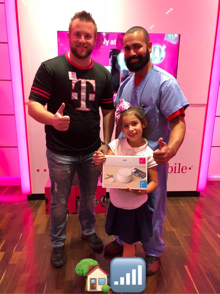 Mil0812's tweet photo. #TeamPaddock helping him keep an 👁 on his new 🏡 and  👨‍👩‍👧‍👦@_theBowmanator @cjgreentx @bnash001 https://t.co/47YR9CQIE4