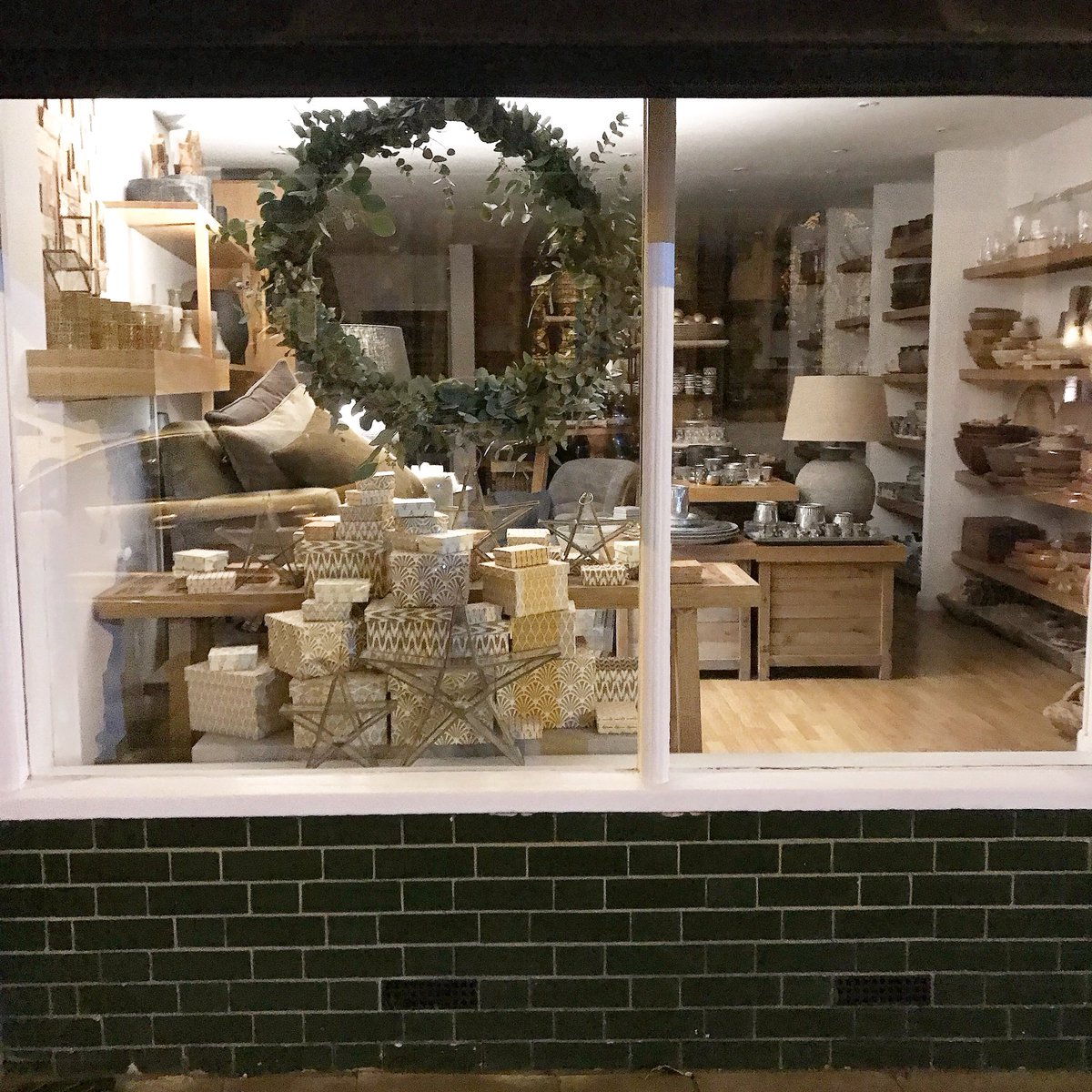 bagelandgriff's tweet photo. Christmas window display.
#thecountdownstartsnow https://t.co/wfwHjbtdCz
