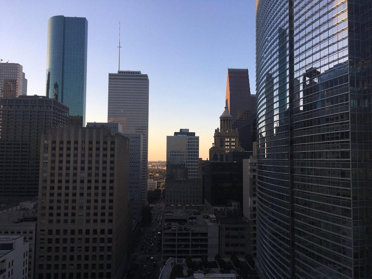cmoney_htx's tweet photo. @Hoggbirds in @DowntownHouston is my new favourite spot. @PickardChilton’s #609Main doesn’t look too shabby from up here either https://t.co/W0aCzFyX1F