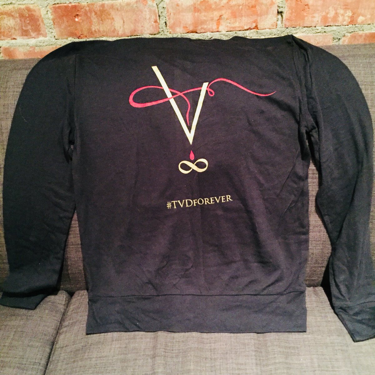 Want a cast &amp; crew hoodie from the final season of #TheVampireDiaries? Like <a href="/julieplec/">Julie Plec</a> said ~ send us a screenshot of your donation to UNIDOS or tell us about how you’re helping the people of PR!