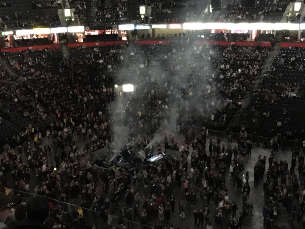 phil_oakes's tweet photo. Community vaping Manchester Arena https://t.co/bB8GAd6Rl6