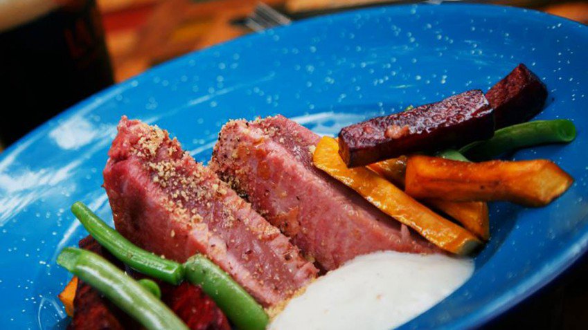 Michoacan's tweet photo. Los restaurantes michoacanos crean platillos que elogian lo tradicional y que combinan con lo contemporáneo. Prueba esta fusión gastronómica en @TataMezcaleria, una degustación para recordar. #ElAlmadeMéxico 
https://t.co/E0vPXtOvbM https://t.co/KPFjUZfMmx