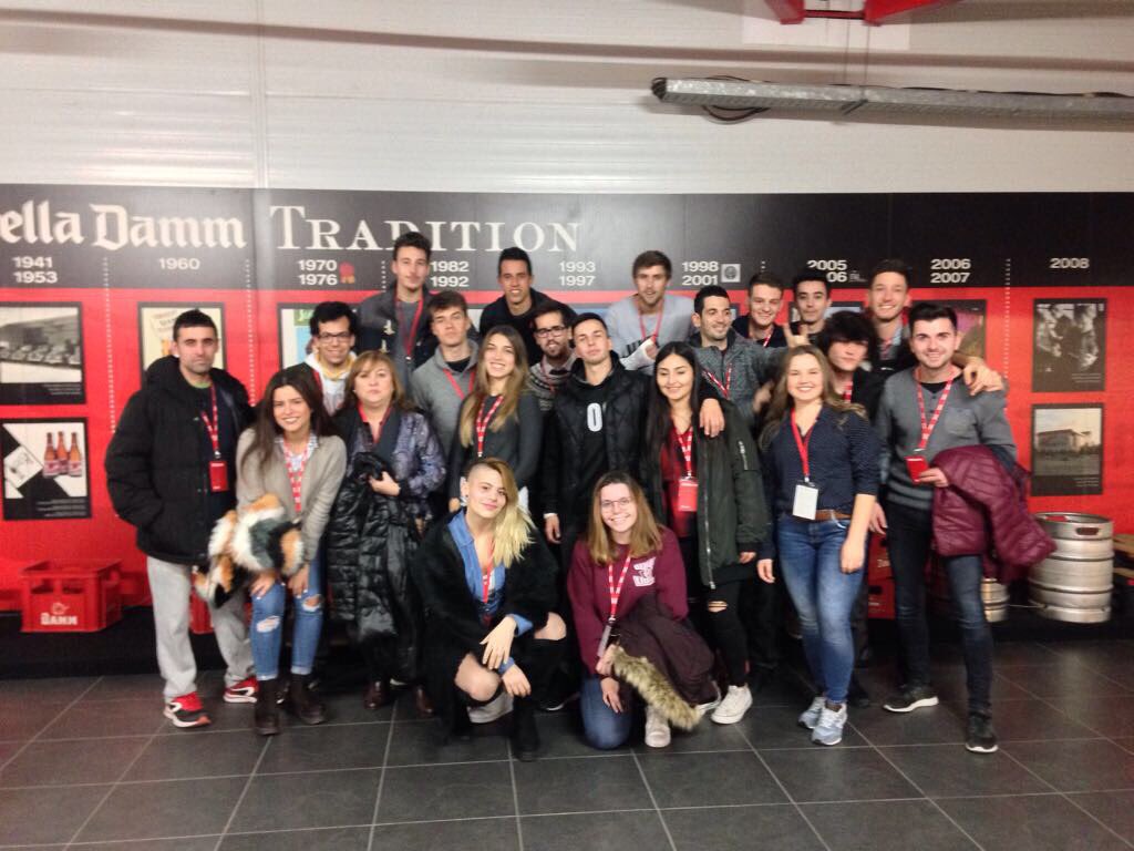 FPescolapiaMat's tweet photo. #FP #MiP1 #AiF2 Avui interessantíssima visita a l’empresa DAMM @EstrellaDammCat https://t.co/zpFGblLhlT