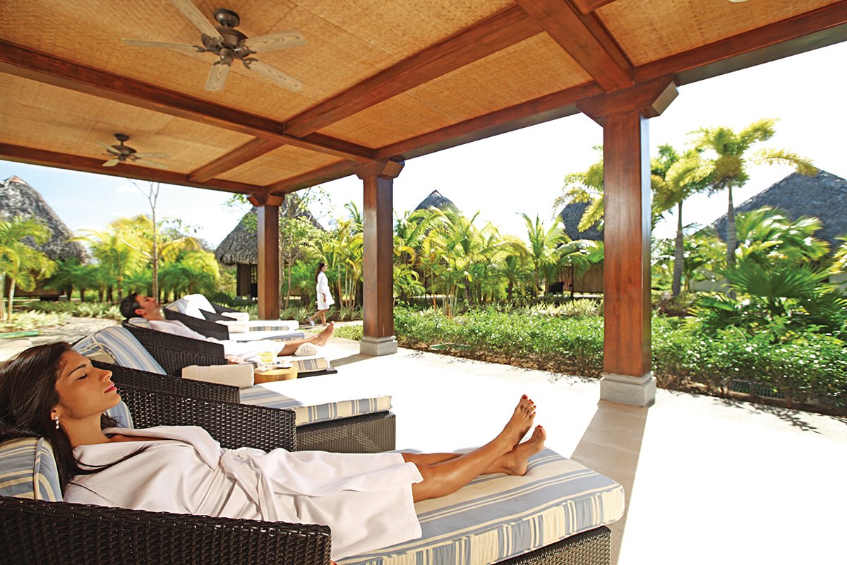 vuenj's tweet photo. I think it’s time for a getaway...🌴 Check out our article on Costa Rica in our Holiday Gift &amp; Charity Guide and see why you should head there for your next trip 😍 #getaway #holiday travel https://t.co/eVZkiv2c4U