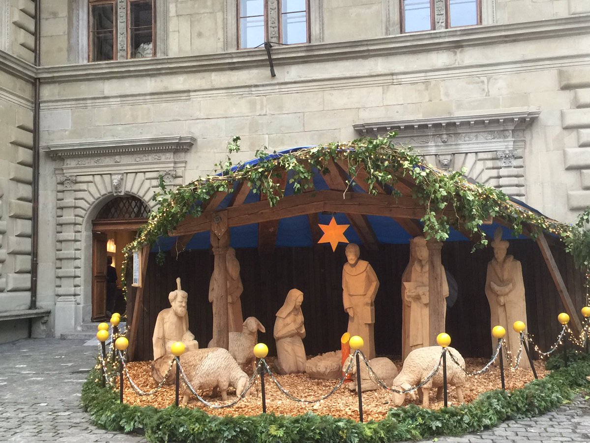 ibercultura's tweet photo. ¿Qué se esconde tras esa puerta? ¿Por qué está la sala Kornschütte tan iluminada 💡? 🤔🤔🤔 #kornschütte #xmas #lucerne #aktion #weihnachten #navidad #designschenken @City_Luzern https://t.co/Yz5JyMmNia