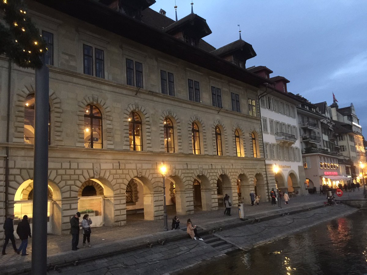 ibercultura's tweet photo. ¿Qué se esconde tras esa puerta? ¿Por qué está la sala Kornschütte tan iluminada 💡? 🤔🤔🤔 #kornschütte #xmas #lucerne #aktion #weihnachten #navidad #designschenken @City_Luzern https://t.co/Yz5JyMmNia