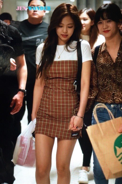 pinksuittt's tweet photo. 4 outfit changes. I can’t deal with her 😩   

#BLACKPINK #JENNIE https://t.co/6n8JaIhNmv