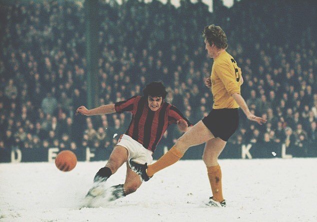 thefootballsc's tweet photo. Snowing in London. Get out the orange ball ❄️ ⚽️ #itsnotreallysnowing https://t.co/jFqx6Pdr4c https://t.co/rt8YBbM1k4